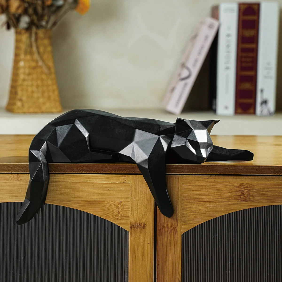 Estátua de gato branco e preto, estatueta geométrica moderna para decoração de quarto, escultura para escritório doméstico como prateleira de mesa, decoração de mesa, gato deitado